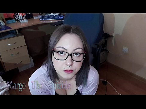 ❤️ Σέξι κορίτσι με γυαλιά πιπιλίζει Dildo βαθιά στην κάμερα Γαμημένο βίντεο ️❤