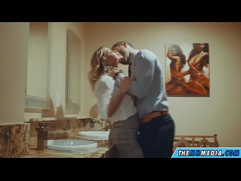 ❤️ Όταν μια πλούσια ξανθιά σε αποπλανεί σε μια δημόσια τουαλέτα Γαμημένο βίντεο ️❤
